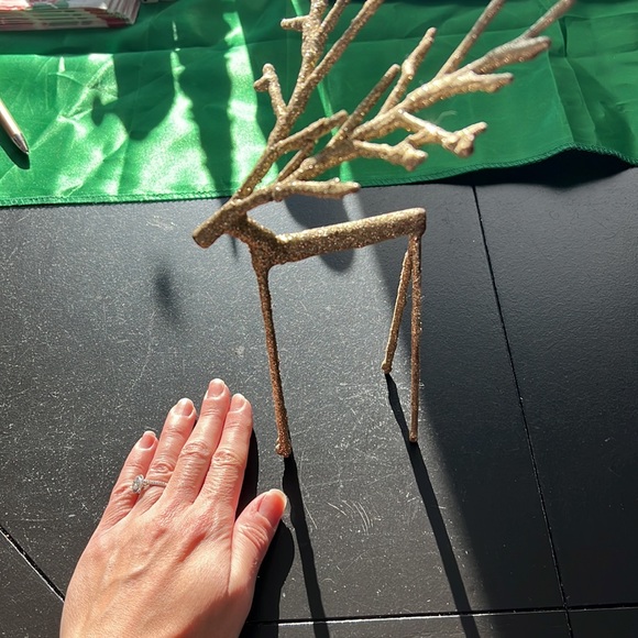 Sprakly gold Christmas Reindeer decor 🎄✨ - Picture 4 of 5